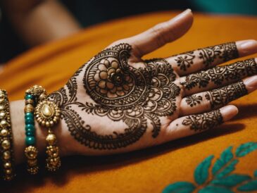 Explorez les dernières tendances du mehndi pour embellir vos mains avec style