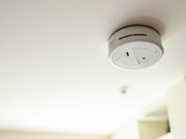 Détecteurs de fumée : guide pratique pour choisir et installer l'appareil idéal